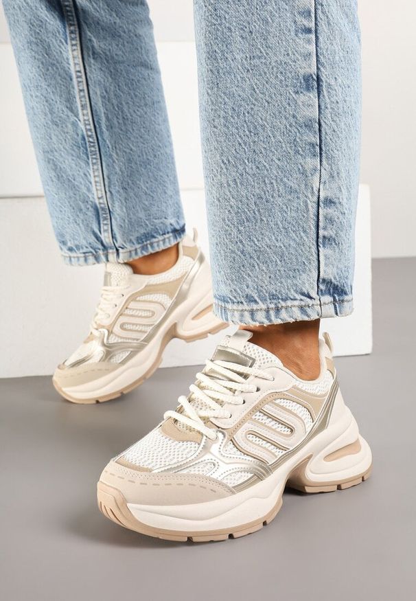 Born2be - Beżowe Sneakersy na Grubej Tłoczonej Podeszwie z Geometrycznym Wzorem Deliorith. Okazja: na co dzień. Kolor: beżowy. Wzór: geometria
