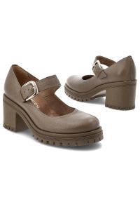 Półbuty damskie Armodo, na klocku skórzane zapinane sprzączką i z okrągłym noskiem, brązowe, 20166-V-Fango-Zl. Okazja: na co dzień, na spotkanie biznesowe. Nosek buta: okrągły. Zapięcie: sprzączka. Kolor: brązowy. Materiał: skóra. Obcas: na obcasie. Styl: casual, biznesowy, elegancki. Wysokość obcasa: średni #5