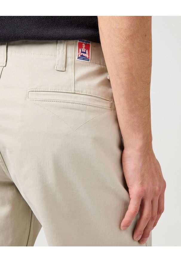 Wrangler - MESKIE SPODENKI WRANGLER CJ CHINO SHORTS PELICAN 112362919