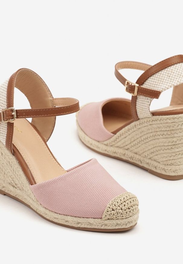 Renee - Różowe Sandały Vices w Stylu Espadryli na Koturnie z Plecionki Amoiella. Okazja: na co dzień. Kolor: różowy. Sezon: lato, wiosna. Obcas: na koturnie. Styl: boho, elegancki, casual