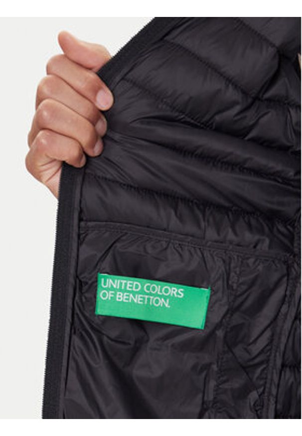 United Colors of Benetton - United Colors Of Benetton Kamizelka 2TWDUJ00P Czarny Regular Fit. Kolor: czarny. Materiał: syntetyk