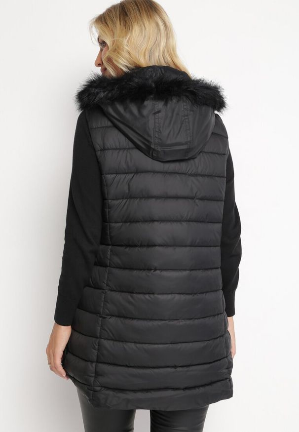 Born2be - Czarna Kamizelka Pikowana ze Sztucznym Futerkiem i Kapturem Semille. Kolor: czarny. Materiał: futro