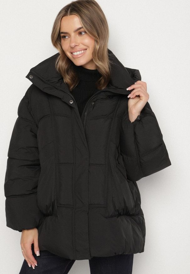 Born2be - Czarna Pikowana Kurtka o Kroju Oversize z Kapturem Galandia. Okazja: na spacer, na co dzień. Typ kołnierza: kaptur. Kolor: czarny. Materiał: jeans, poliester. Styl: casual, elegancki