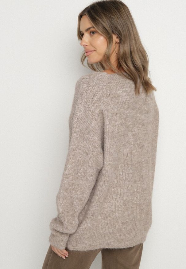 Born2be - Brązowy Sweter z Dodatkiem Wełny i Trójkątnym Dekoltem Esmina. Okazja: na co dzień. Kolor: brązowy. Materiał: wełna. Styl: elegancki, casual, klasyczny