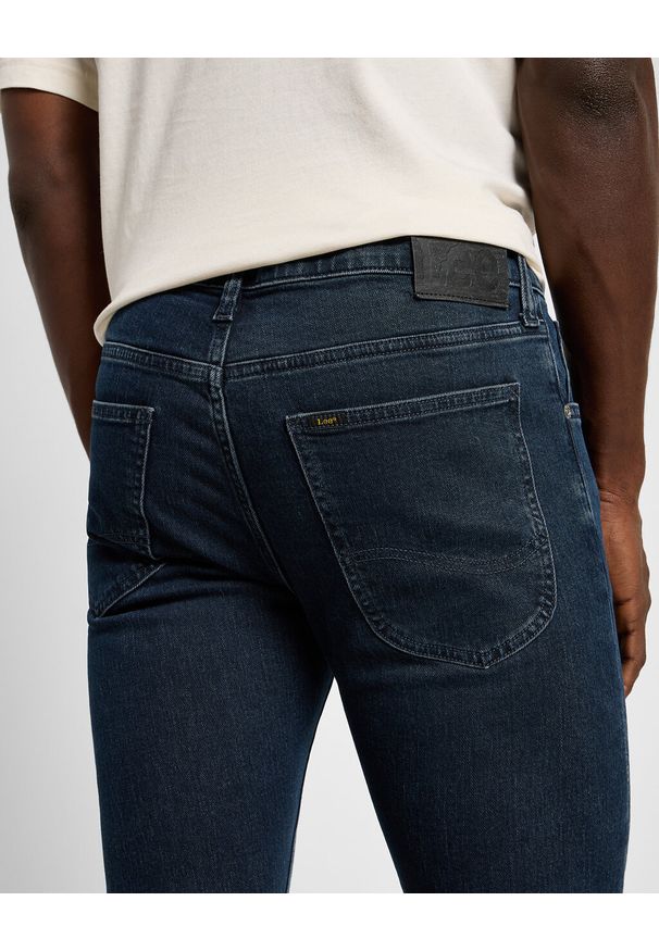 Lee - LEE MĘSKIE SPODNIE JEANSOWE LUKE DARK ROOM 112355863 L719008575