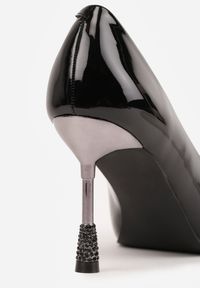 Born2be - Czarne Lakierowane Szpilki Vices z Wkładką ze Skóry Naturalnej i Cyrkoniami Cendrie. Okazja: na imprezę. Kolor: czarny. Materiał: skóra, lakier. Wzór: aplikacja. Obcas: na szpilce. Styl: elegancki. Wysokość obcasa: średni #4