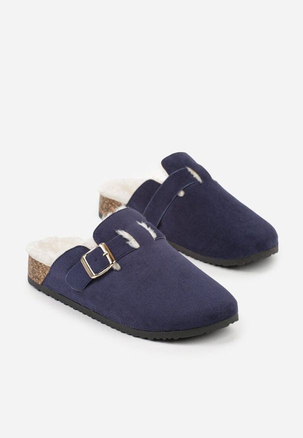 Renee - Granatowe Kapcie na Płaskiej Podeszwie Ozdobione Paskiem z Klamrą Ninnithra. Okazja: na co dzień, do domu. Zapięcie: klamry. Kolor: niebieski. Materiał: satyna, bawełna. Wzór: aplikacja. Obcas: na płaskiej podeszwie. Styl: casual, elegancki