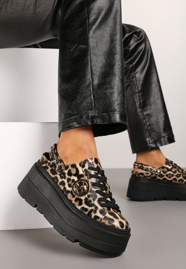 Renee - Brązowe Sneakersy Vices na Platformie z Tłoczeniem Paskiem na Pięcie i Metaliczną Aplikacją Ozdobione Wzorem w Panterkę Selfedi. Okazja: na co dzień. Zapięcie: pasek. Kolor: brązowy. Materiał: jeans. Wzór: aplikacja, motyw zwierzęcy. Obcas: na platformie