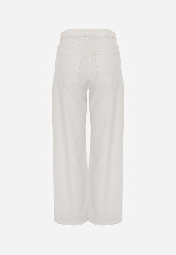 Born2be - Białe Szerokie Jeansy z Bawełny z Asymetrycznym Zapięciem Saphisia. Okazja: na spotkanie biznesowe. Kolor: biały. Styl: biznesowy, elegancki