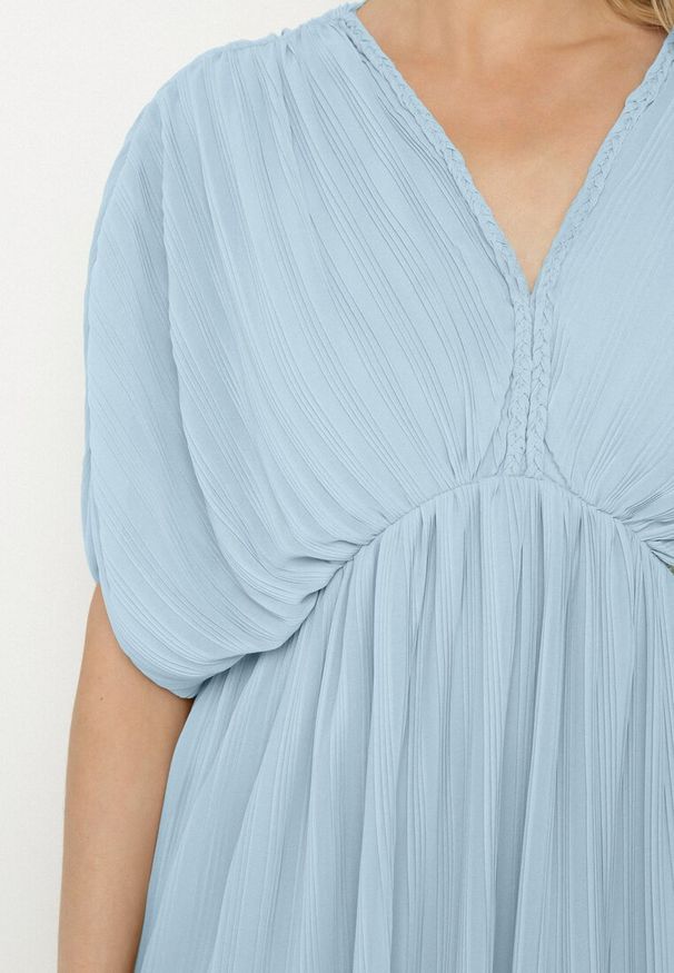 Born2be - Niebieska Sukienka Rozkloszowana z Wiązaniem na Szyi o Luźnym Kroju Napila. Okazja: na co dzień. Typ kołnierza: dekolt w kształcie V. Kolor: niebieski. Styl: klasyczny, casual, elegancki