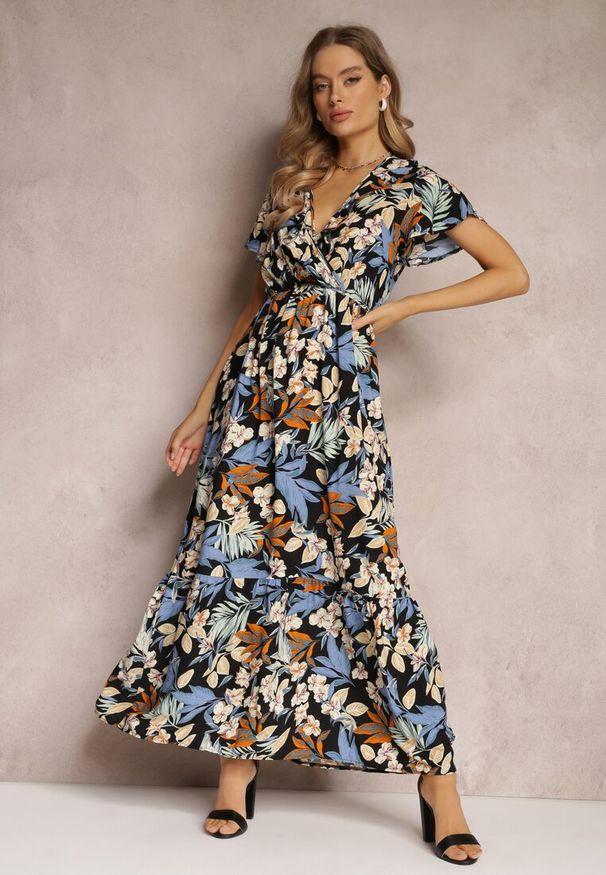 Renee - Czarno-Niebieska Sukienka z Wiskozy Maxi w Kwiaty Mahiza. Typ kołnierza: dekolt kopertowy. Kolor: czarny. Materiał: wiskoza. Długość rękawa: krótki rękaw. Wzór: kwiaty. Typ sukienki: kopertowe. Długość: maxi