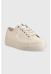 Calvin Klein Jeans tenisówki YW0YW00254.ACF damskie kolor beżowy. Nosek buta: okrągły. Zapięcie: sznurówki. Kolor: beżowy. Materiał: materiał, guma. Obcas: na platformie #4
