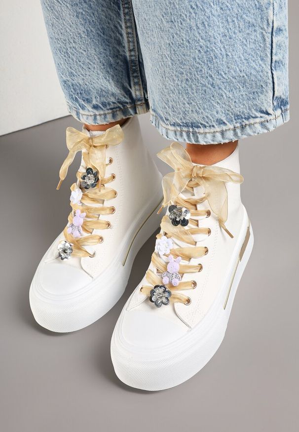 Born2be - Białe Trampki za Kostkę na Grubej Podeszwie z Cyrkoniami Avisina. Okazja: na co dzień. Wysokość cholewki: za kostkę. Kolor: biały. Szerokość cholewki: normalna. Wzór: aplikacja. Styl: casual, elegancki