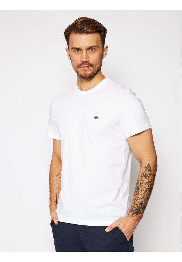 Lacoste T-Shirt TH2038 Biały Regular Fit. Kolor: biały. Materiał: bawełna