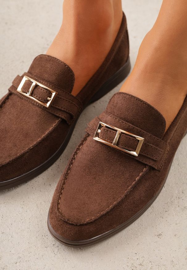 Born2be - Brązowe Mokasyny z Prostokątną Metaliczną Ozdobą Aeleorane. Nosek buta: okrągły. Zapięcie: klamry. Kolor: brązowy. Materiał: zamsz, skóra. Wzór: aplikacja. Obcas: na obcasie. Styl: klasyczny. Wysokość obcasa: niski