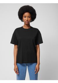 outhorn - T-shirt oversize gładki damski Outhorn - czarny. Kolor: czarny. Materiał: bawełna, dzianina. Długość rękawa: krótki rękaw. Długość: krótkie. Wzór: gładki