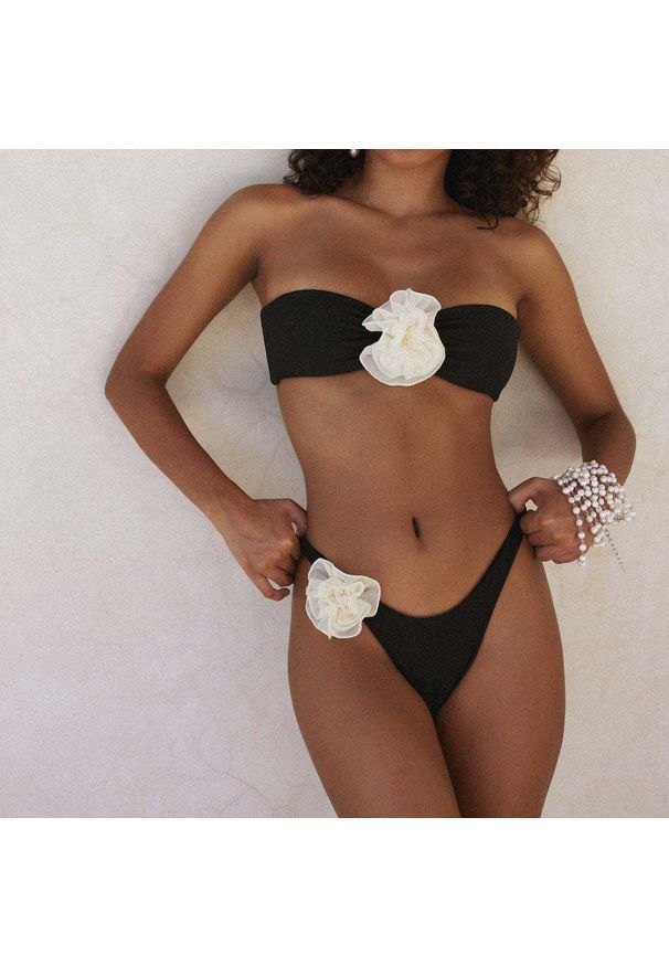 Intica - Bikini bez ramiączek z kwiatowym wzorem na lato Corella. Kolor: czarny. Materiał: materiał, tkanina. Wzór: kwiaty