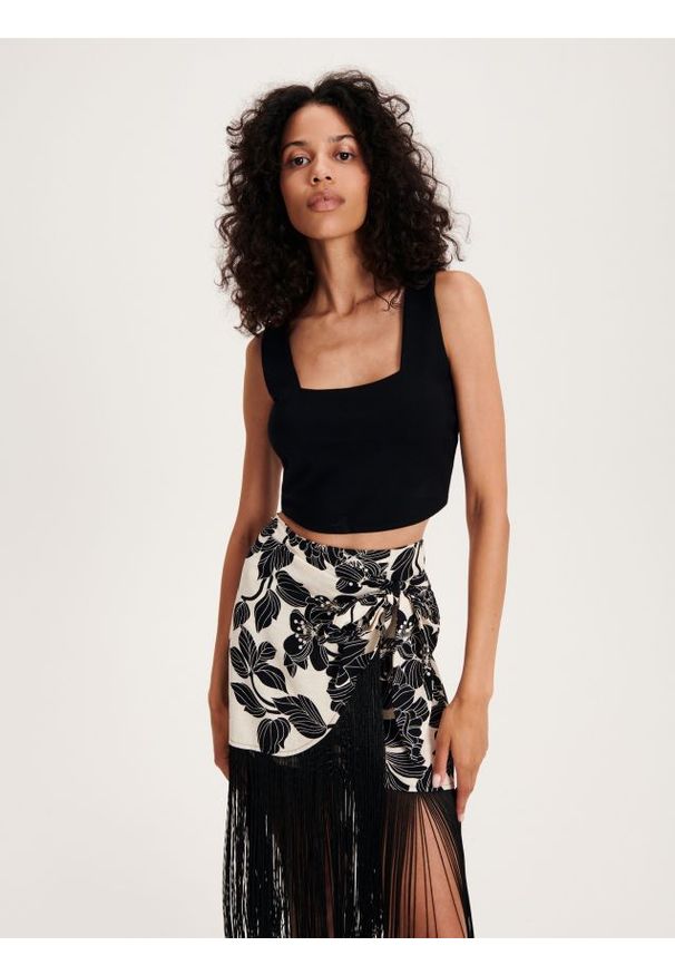 Reserved - Gładki crop top - czarny. Kolor: czarny. Materiał: wiskoza, dzianina. Długość: krótkie. Wzór: gładki