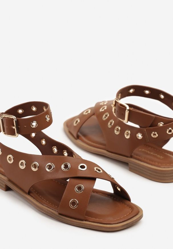 Renee - Brązowe Sandały Typu Gladiatorki z Kwadratowym Noskiem Zdobione Nitami Annivelle. Okazja: na co dzień. Kolor: brązowy. Materiał: jeans, skóra. Wzór: aplikacja. Styl: casual