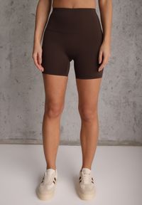 Renee - Brązowe Szorty Biker Shorts High Waist z Przeszyciem w Talii Phisera. Okazja: na co dzień. Stan: podwyższony. Kolor: brązowy. Długość: krótkie. Styl: sportowy, retro, casual #8