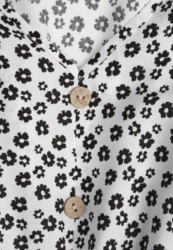 Renee - Biała Bawełniana Sukienka o Rozkloszowanym Kroju z Guzikami w Kwiatowy Wzór Roniva. Okazja: na co dzień, na imprezę. Kolor: biały. Materiał: bawełna. Wzór: kwiaty. Sezon: lato. Typ sukienki: proste, rozkloszowane. Styl: casual