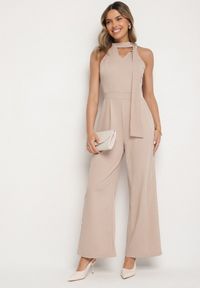 Born2be - Beżowy Kombinezon Bez Rękawów z Ozdobnym Wiązaniem i Szerokimi Nogawkami Silarine. Okazja: na co dzień. Kolor: beżowy. Materiał: jeans. Długość rękawa: bez rękawów. Styl: casual, elegancki, sportowy, klasyczny #6