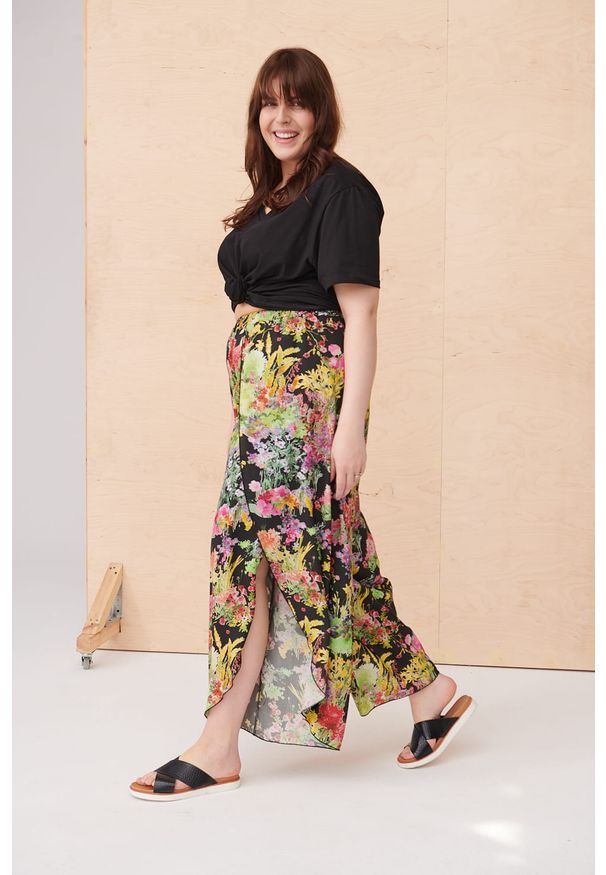 blue shadow - Spodnie Damskie Moreno Plus Size DVA 24. Kolekcja: plus size. Materiał: wiskoza, tkanina. Sezon: lato