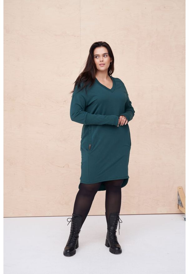 blue shadow - Sukienka EKG Plus Size Oceaniczny. Typ kołnierza: dekolt w serek. Kolekcja: plus size. Materiał: dresówka, bawełna, zamsz, elastan, tkanina. Wzór: motyw zwierzęcy, aplikacja. Typ sukienki: dla puszystych. Styl: boho, sportowy