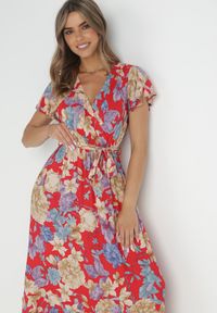 Born2be - Czerwona Sukienka Sepurcia. Kolor: czerwony. Materiał: wiskoza, materiał. Długość rękawa: krótki rękaw. Wzór: aplikacja, kwiaty, nadruk. Sezon: wiosna, lato. Typ sukienki: kopertowe, rozkloszowane. Styl: boho. Długość: maxi #5