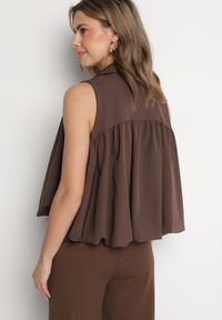 Born2be - Brązowa Bluza Rozkloszowana Oversize z Kołnierzykiem Eridwen. Okazja: na co dzień. Typ kołnierza: dekolt w serek, kołnierzyk klasyczny. Kolor: brązowy. Długość rękawa: długi rękaw. Długość: długie. Styl: klasyczny, casual #7