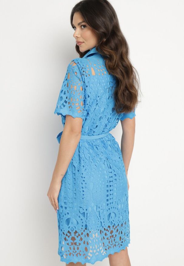 Born2be - Niebieska Ażurowa Sukienka Koszulowa Midi z Wiązanym Paskiem Pamy. Kolor: niebieski. Materiał: koronka, materiał. Długość rękawa: krótki rękaw. Wzór: ażurowy. Typ sukienki: koszulowe. Styl: klasyczny. Długość: midi