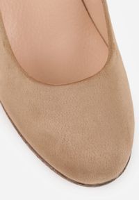 Born2be - Ciemnobeżowe Czółenka Vices na Koturnie Ozdobionym Błyszczącą Plecionką ze Skórzaną Wkładką Gasia. Okazja: do pracy, na spotkanie biznesowe. Kolor: beżowy. Materiał: skóra. Wzór: aplikacja. Obcas: na koturnie. Styl: biznesowy #6