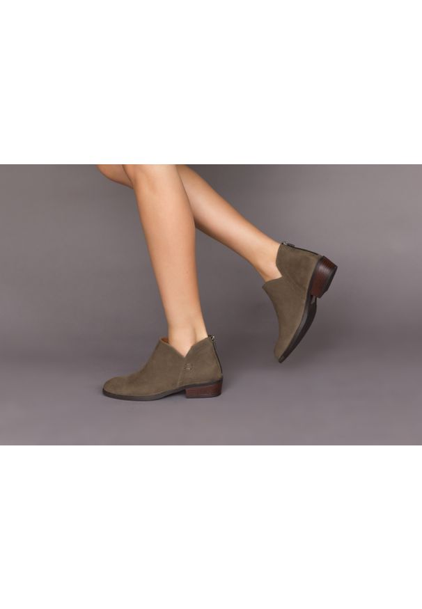 Botki Bayla-161 061-2001 Khaki, Zielony, Skóra naturalna. Okazja: na co dzień. Zapięcie: zamek. Kolor: zielony. Szerokość cholewki: normalna. Materiał: skóra. Sezon: jesień, zima. Obcas: na obcasie. Styl: casual. Wysokość obcasa: średni