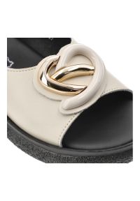 Sandały damskie S.Barski, cholewka ze skóry naturalnej licowej model na płaskiej podeszwie z ozdobną broszką, beżowe, KV61-6047. Kolor: beżowy. Materiał: skóra. Obcas: na płaskiej podeszwie #7