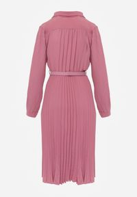 Renee - Fuksjowa Koszulowa Sukienka z Plisowanymi Zdobieniami i Paskiem z Klamrą Efrivelle. Okazja: na co dzień. Kolor: różowy. Długość rękawa: długi rękaw. Wzór: aplikacja. Typ sukienki: koszulowe. Styl: casual, elegancki, klasyczny #5