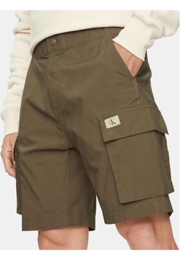 Calvin Klein Jeans Szorty materiałowe J30J327376 Khaki Regular Fit. Kolor: brązowy. Materiał: bawełna