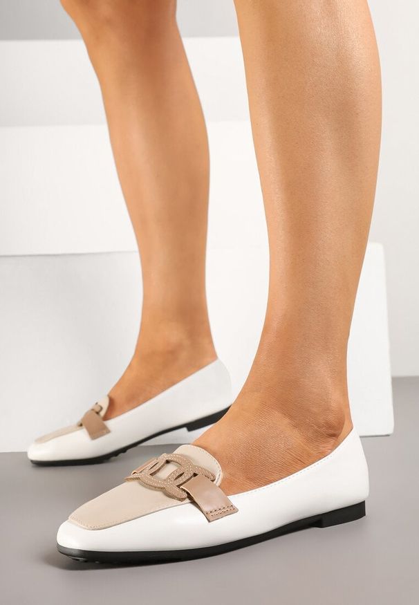 Renee - Białe Wsuwane Mokasyny z Materiałowym Paskiem Evellia. Okazja: na co dzień. Zapięcie: bez zapięcia. Kolor: biały. Materiał: materiał. Styl: elegancki, casual
