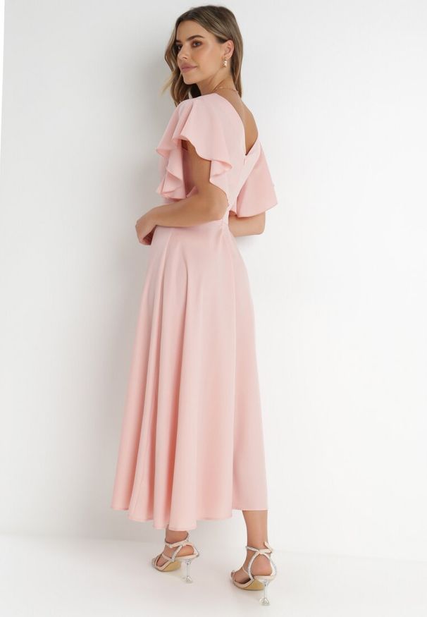 Born2be - Różowa Rozkloszowana Sukienka Zdobiona Falbanami Emilienne. Okazja: na spacer, na randkę. Kolor: różowy. Materiał: tkanina, jeans. Wzór: gładki, jednolity, aplikacja. Typ sukienki: rozkloszowane. Styl: elegancki, klasyczny, wizytowy. Długość: maxi