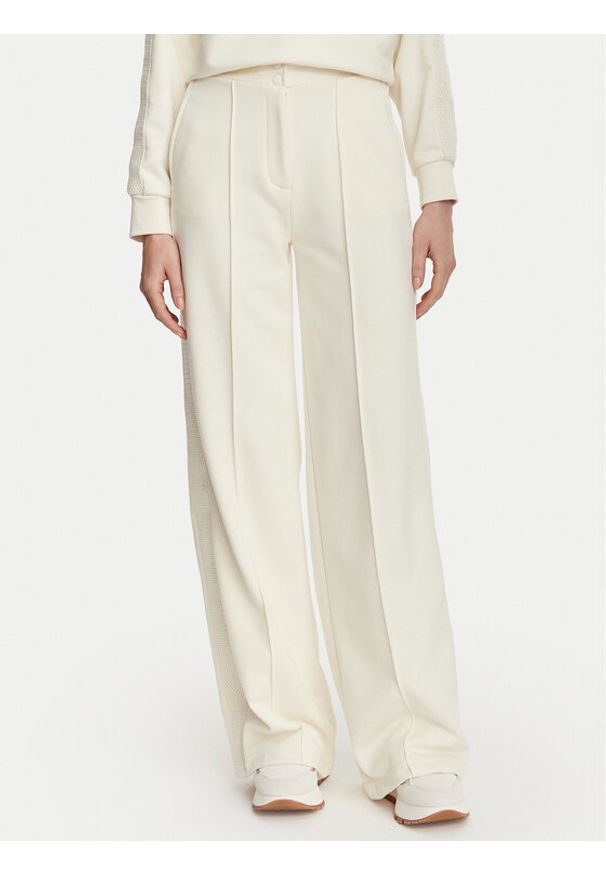 Guess Spodnie materiałowe V6YB26 K5139 Kremowy Relaxed Fit. Kolor: kremowy. Materiał: bawełna