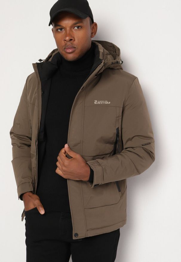 Born2be - Ciemnobeżowa Kurtka z Odpinanym Kapturem Rzepami przy Rękawach i Kieszeniami na Suwak Tinarite. Okazja: na co dzień. Kolor: beżowy. Materiał: jeans. Styl: elegancki, casual