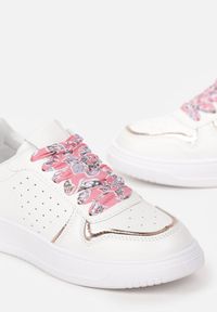 Born2be - Biało-Szampańskie Sneakersy z Błyszczącymi Wstawkami i Dekoracyjnym Sznurowaniem Horustia. Kolor: biały, złoty #5