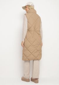 Born2be - Ciemnobeżowa Pikowana Kamizelka o Długim Kroju ze Stójką i Kieszeniami Avatheia. Okazja: na co dzień. Typ kołnierza: kołnierzyk stójkowy. Kolor: beżowy. Materiał: jeans. Długość: długie. Wzór: aplikacja. Styl: klasyczny, casual, elegancki #3