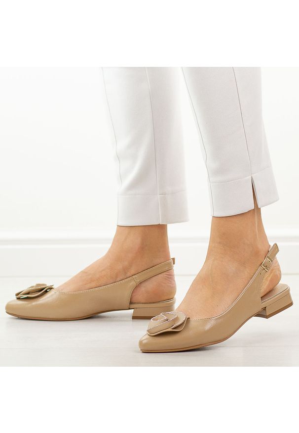 Beżowe czółenka damskie Jezzi asa201a-1. Okazja: na co dzień, na imprezę. Kolor: beżowy. Materiał: skóra. Wzór: aplikacja. Sezon: wiosna, lato. Obcas: na obcasie. Styl: casual, elegancki, klasyczny, wizytowy. Wysokość obcasa: niski