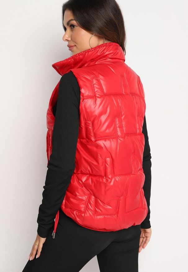 Born2be - Czerwona Pikowana Kamizelka ze Stójką i Troczkami Terilanna. Typ kołnierza: kołnierzyk stójkowy. Kolor: czerwony. Materiał: jeans. Styl: elegancki