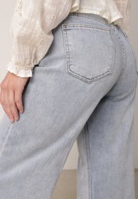 Born2be - Niebieskie Szerokie Jeansy z Ozdobnym Boho Nadrukiem na Nogawkach Asoochis. Okazja: na co dzień. Kolor: niebieski. Wzór: nadruk. Sezon: lato. Styl: boho #8