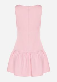 Born2be - Różowa Rozkloszowana Sukienka Vices Bez Rękawów z Obniżonym Stanem i Kokardkami Folinesa. Okazja: na co dzień. Typ kołnierza: kokarda. Kolor: różowy. Długość rękawa: bez rękawów. Styl: klasyczny, casual, elegancki #7