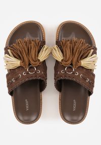 Born2be - Ciemnobrązowe Płaskie Klapki Boho VICES z Imitacji Zamszu Zdobione Frędzlami Krili. Okazja: na co dzień, na spacer. Kolor: brązowy. Materiał: zamsz. Wzór: aplikacja. Sezon: lato. Obcas: na płaskiej podeszwie. Styl: boho #4