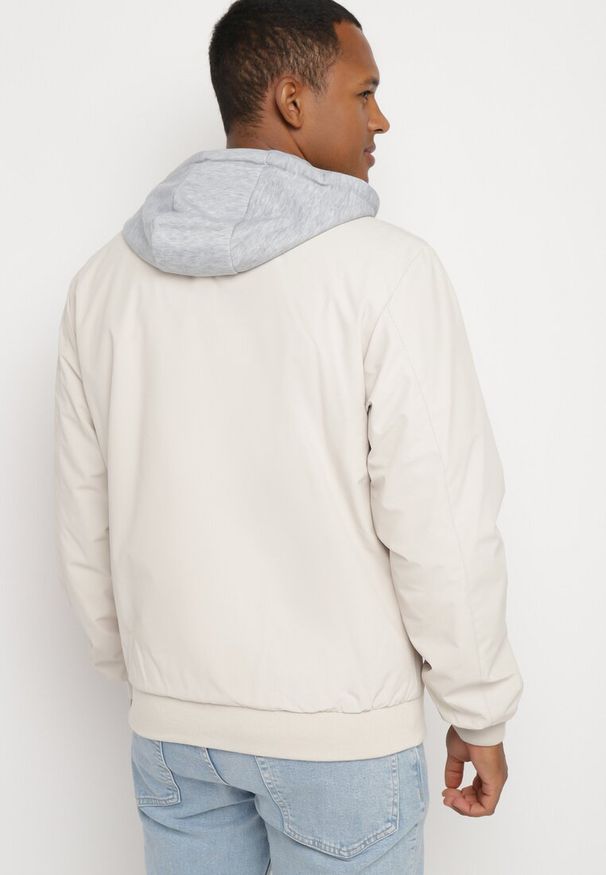 Born2be - Jasnobeżowa Kurtka Bomberka Zapinana na Napy Wykończona Ściągaczem Nevelisea. Okazja: na co dzień. Kolor: beżowy. Materiał: jeans. Styl: elegancki, casual, sportowy