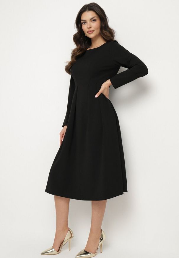 Born2be - Czarna Elegancka Sukienka Rozkloszowana Temarielis. Kolor: czarny. Długość rękawa: długi rękaw. Typ sukienki: rozkloszowane, oversize. Styl: elegancki