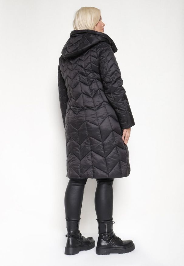 Born2be - Czarna Długa Kurtka z Ozdobnym Pikowanym Przeszyciem i Kapturem Pretini. Okazja: na co dzień. Kolekcja: plus size. Kolor: czarny. Materiał: jeans. Długość rękawa: długi rękaw. Długość: długie. Styl: casual, elegancki, klasyczny